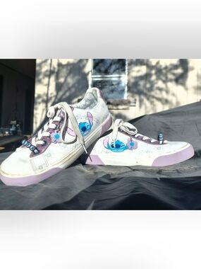 Disney White & Lavender Stitch Low-Top Athletic Sneakers